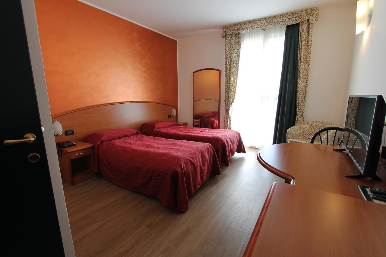 Hotel Europa Biella Extérieur photo