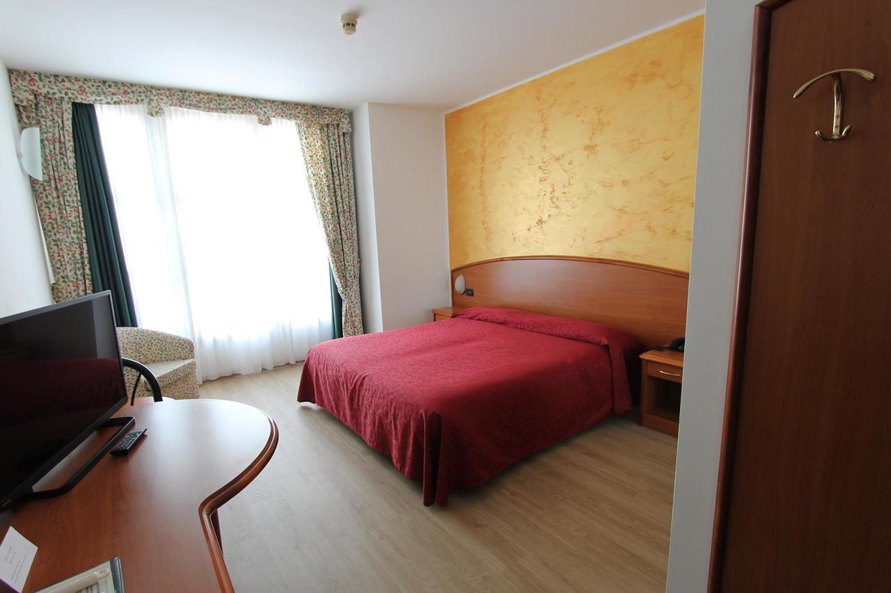Hotel Europa Biella Extérieur photo