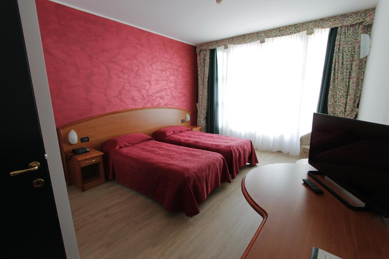 Hotel Europa Biella Extérieur photo